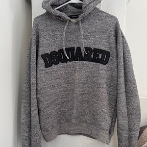 DSQUARED2 Men’s Grey Hooded Sweatshirt with Black Logo. Slim fit & cropped